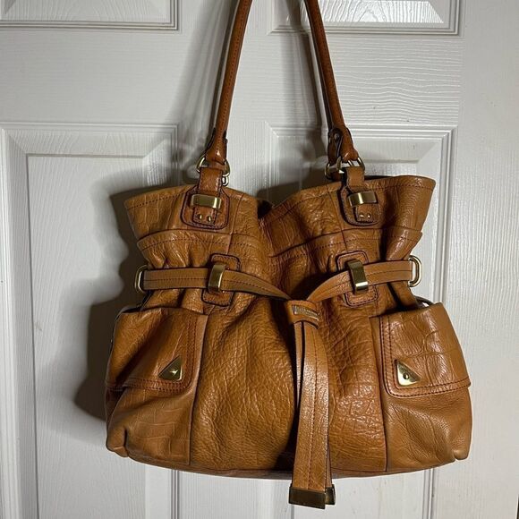 B Makowsky leather tan shoulder bag with soft finish gold tone accents - Picture 3 of 13